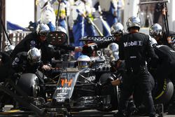 Fernando Alonso, McLaren hace una parada en boxes