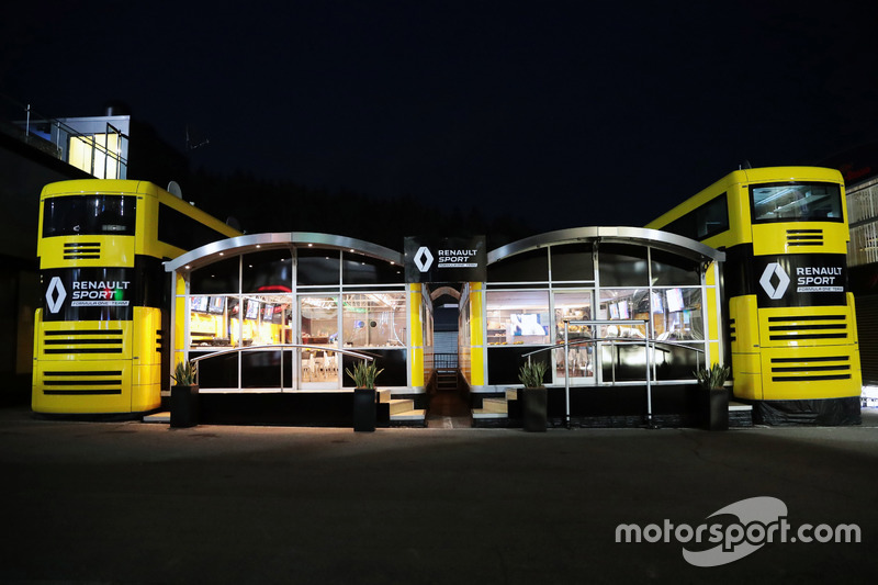 Il motorhome Renault Sport F1 Team di notte