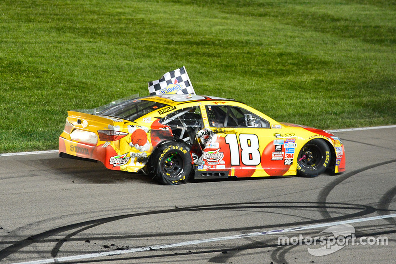 Ganador de la carrera Kyle Busch, Joe Gibbs Racing Toyota