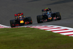 Daniel Ricciardo, Red Bull Racing RB12 and Carlos Sainz Jr., Scuderia Toro Rosso STR11