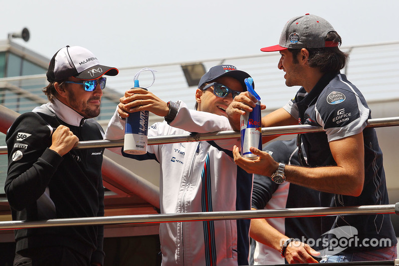 Fernando Alonso, McLaren, Felipe Massa, Williams yCarlos Sainz Jr., Scuderia Toro Rosso desfile de pilotos