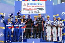 Podium: winnaars Simon Dolan, Giedo van der Garde, Harry Tincknell, G-Drive Racing, tweede, Stefano