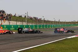 Carlos Sainz Jr., Scuderia Toro Rosso STR11 locks up under braking ahead of Fernando Alonso, McLaren