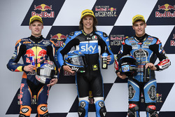 Le poleman Nicolo Bulega, Sky Racing Team VR46, le deuxième, Brad Binder, Red Bull KTM Ajo, le troisième, Jorge Navarro, Estrella Galicia 0,0