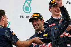 Podium : Christian Horner, Team Principal Red Bull Racing avec le vainqueur Daniel Ricciardo, Red Bull Racing et Max Verstappen, Red Bull Racing