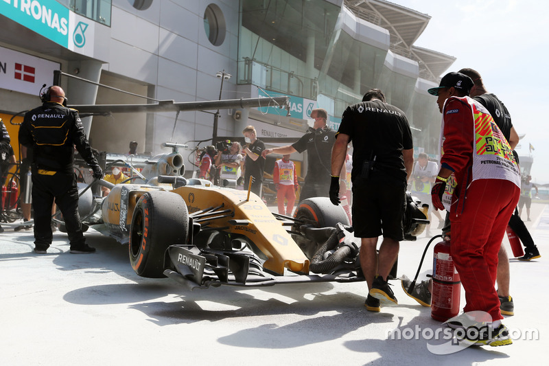 The burned car of Kevin Magnussen, Renault Sport F1 Team RS16