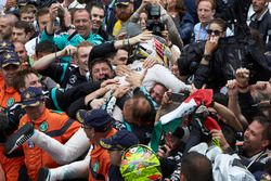 Le vainqueur Lewis Hamilton, Mercedes AMG F1 W07 Hybrid fête la victoire dans le parc fermé