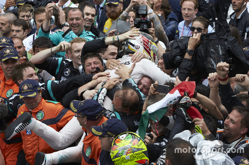 Le vainqueur Lewis Hamilton, Mercedes AMG F1 W07 Hybrid fête la victoire dans le parc fermé