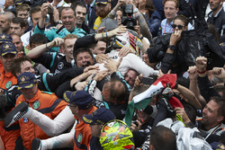 Le vainqueur Lewis Hamilton, Mercedes AMG F1 W07 Hybrid fête la victoire dans le parc fermé