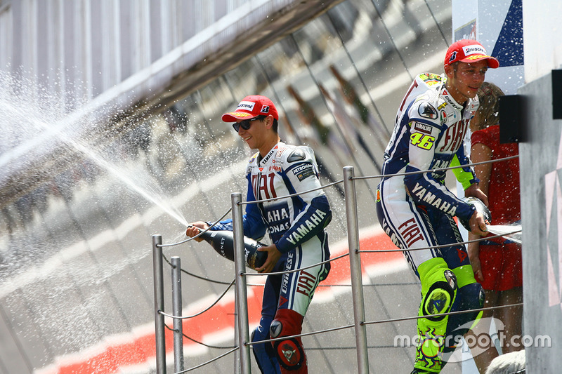 Podium: pemenang Valentino Rossi, Yamaha Factory Racing, peringkat kedua Jorge Lorenzo, Yamaha Facto