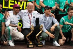 Lewis Hamilton, Mercedes AMG F1, fête sa victoire avec le Dr. Dieter Zetsche, PdG Daimler AG, son coéquipier Nico Rosberg et son team
