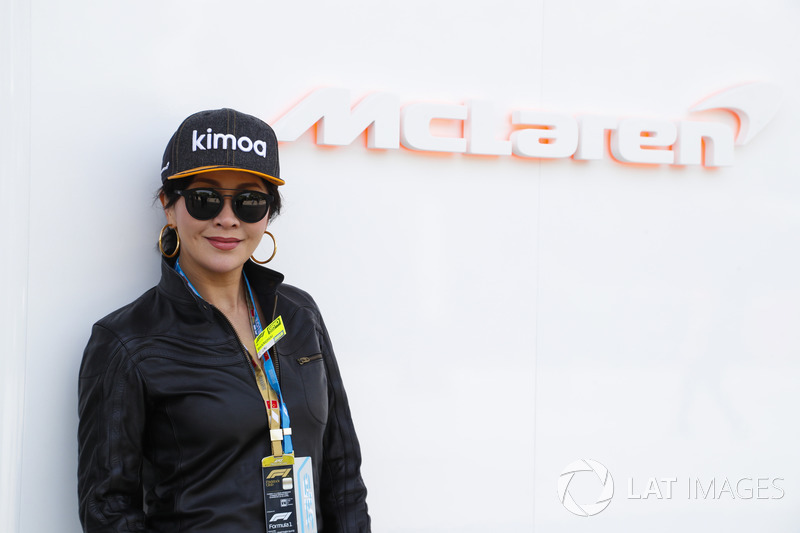 Акторка Каріна Лао у боксах McLaren