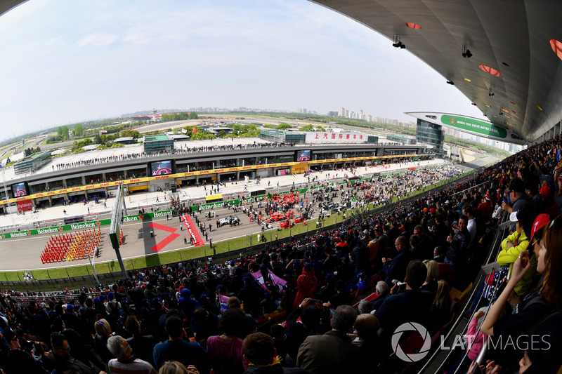 Pre-race activities on the grid