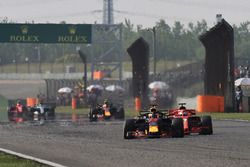 Daniel Ricciardo, Red Bull Racing RB14 and Sebastian Vettel, Ferrari SF71H battle