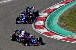 Pierre Gasly, Scuderia Toro Rosso STR13 ve Brendon Hartley, Scuderia Toro Rosso STR13