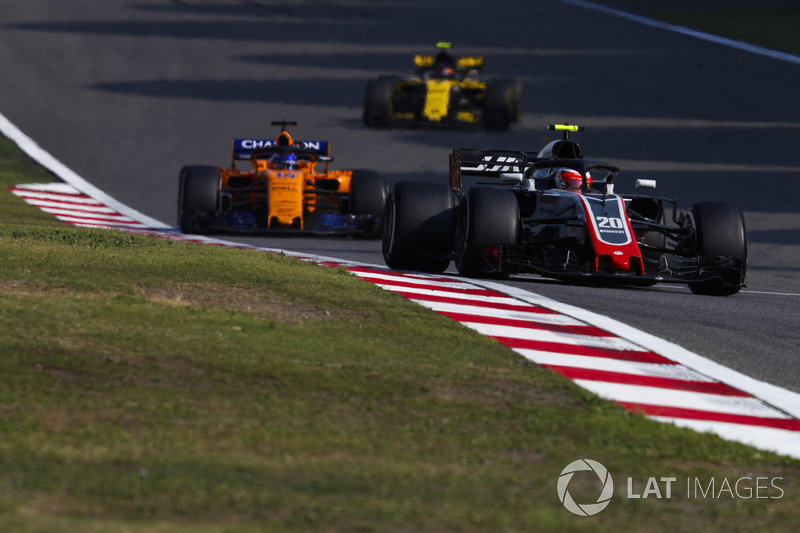 Kevin Magnussen, Haas F1 Team VF-18 Ferrari, Fernando Alonso, McLaren MCL33 Renault, and Carlos Sainz Jr., Renault Sport F1 Team R.S. 18