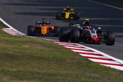 Kevin Magnussen, Haas F1 Team VF-18 Ferrari, Fernando Alonso, McLaren MCL33 Renault, and Carlos Sainz Jr., Renault Sport F1 Team R.S. 18