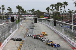 Start: Alexander Rossi, Andretti Autosport Honda, führt; Simon Pagenaud, Team Penske, crasht
