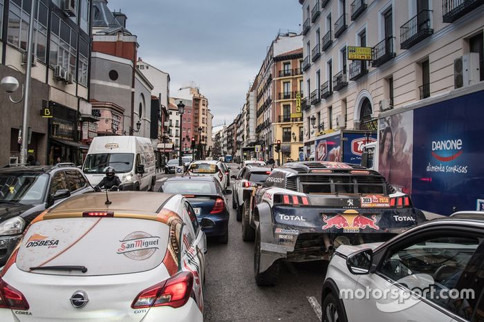Carlos Sainz, Lucas Cruz, Peugeot Sport en las calles de Madrid