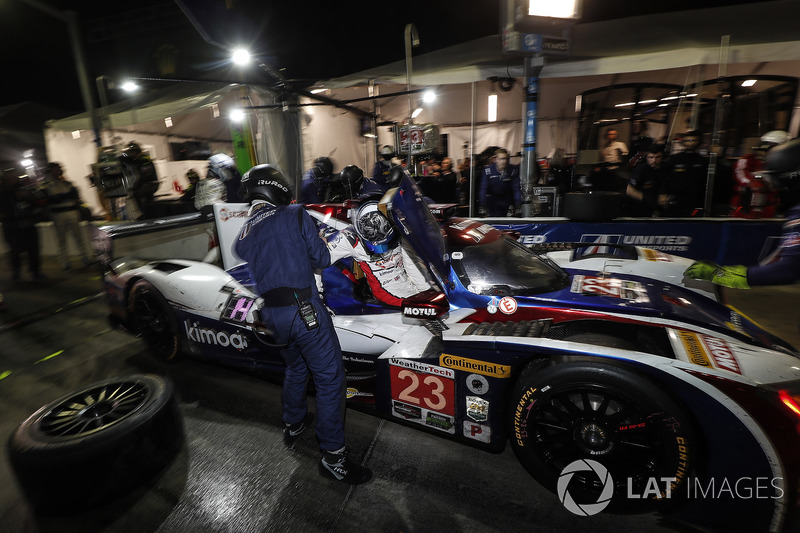 #23 United Autosports Ligier LMP2, P: Phil Hanson, Lando Norris, Fernando Alonso, pit stop