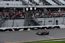 Bandera a cuadros para #5 Action Express Racing Cadillac DPi: Joao Barbosa, Filipe Albuquerque, Chri