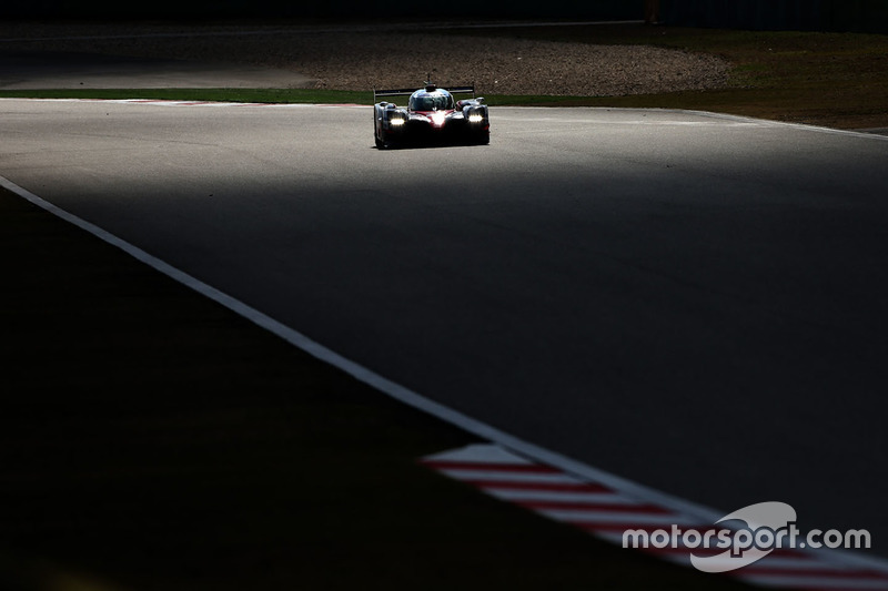 #8 Toyota Gazoo Racing Toyota TS050-Hybrid: Sébastien Buemi, Anthony Davidson, Kazuki Nakajima