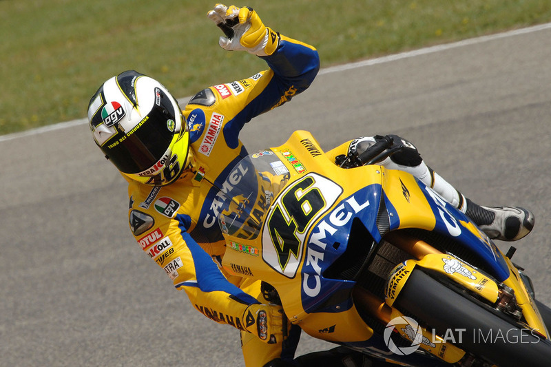 Valentino Rossi era “apenas” pentacampeão da principal categoria da motovelocidade, e Nicky Hayden venceu o campeonato daquele ano