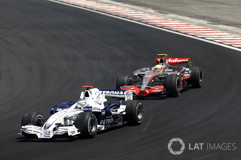 Nick Heidfeld, BMW Sauber F1.07 devant Lewis Hamilton, McLaren MP4-22