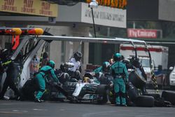 Lewis Hamilton, Mercedes-Benz F1 W08, s'arrête au stand