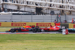 Max Verstappen, Red Bull Racing RB13, Sebastian Vettel, Ferrari SF70H, battle hard at the start of t
