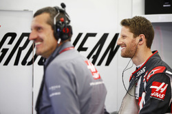 Руководитель Haas F1 Team Гюнтер Штайнер и гонщик Ромен Грожан
