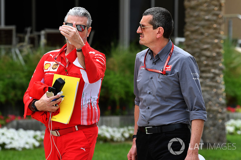 Maurizio Arrivabene, director del equipo Ferrari y Guenther Steiner, director del equipo de Haas F1