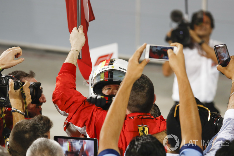 I membri del Team fotografano l'arrivo di Sebastian Vettel, Ferrari, 1° classificato, nel parco chiuso