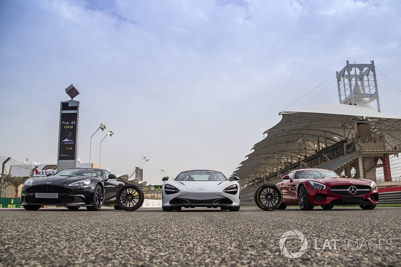 Pirelli Hot Laps coches en la parrilla