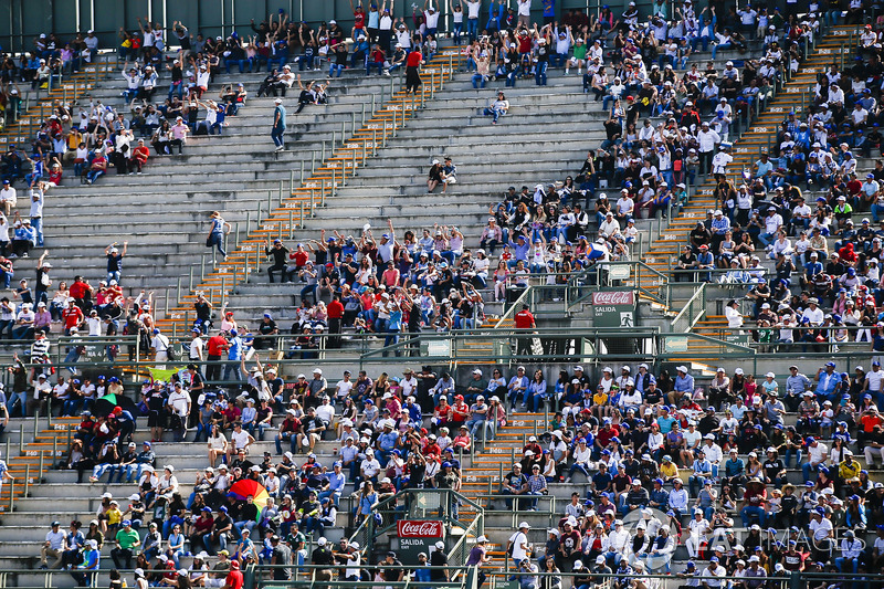 Fans en la tribuna