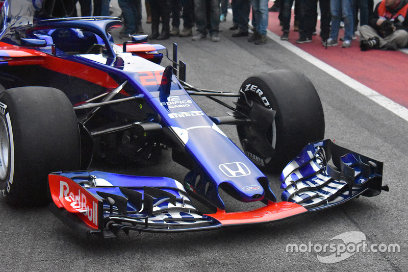 Scuderia Toro Rosso STR13 nose and front wing detail