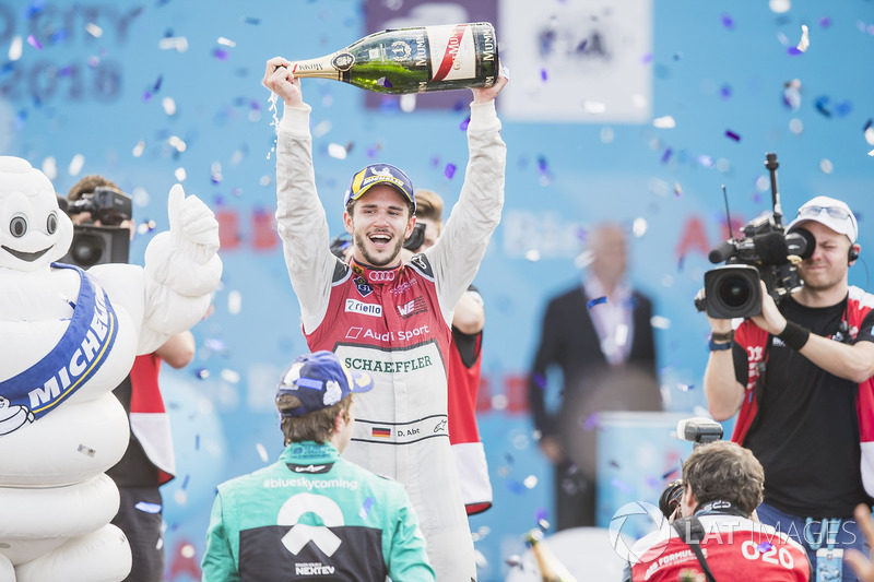 Daniel Abt, Audi Sport ABT Schaeffler, celebra en el podio después de ganar la carrera
