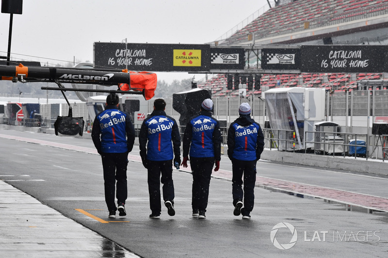 Scuderia Toro Rosso personel as snow stops testing