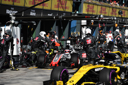 Romain Grosjean, Haas F1 Team VF-18 pit stop y Nico Hulkenberg, Renault Sport F1 Team R.S. 18