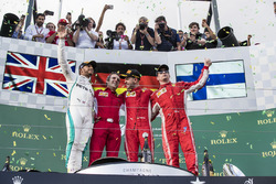 Podio: segundo lugar Lewis Hamilton, Mercedes-AMG F1, ganador de la carrera Sebastian Vettel, Ferrar