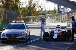 Lance Stroll, Williams Racing, est ramené au stand par la voiture médicale
