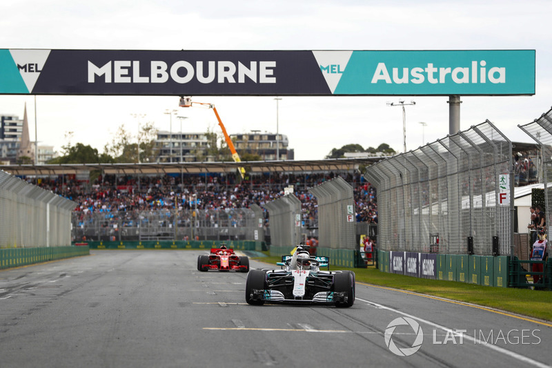 Lewis Hamilton, Mercedes AMG F1, rayakan pole position di trek lurus Albert Park