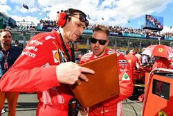 Sebastian Vettel, Ferrari e Riccardo Adami, ingegnere di pista Ferrari, in griglia