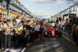 Yarış galibi Sebastian Vettel, Ferrari SF71H, parc ferme ve Maurizio Arrivabene, Ferrari Takım Patronu