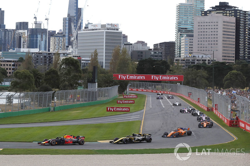 Daniel Ricciardo, Red Bull Racing RB14 leads Carlos Sainz Jr., Renault Sport F1 Team R.S. 18 at ther