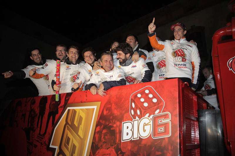 Celebración Marc Márquez en Cervera con su equipo