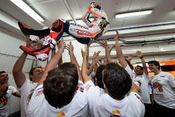 Campeón del mundo Marc Márquez, Repsol Honda Team celebra con el equipo