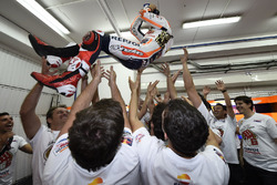Campeón del mundo Marc Márquez, Repsol Honda Team celebra con el equipo