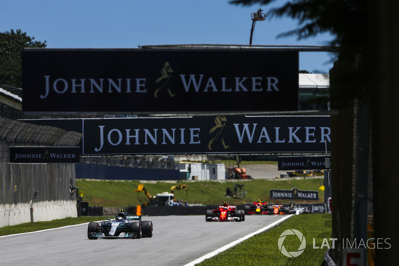 Valtteri Bottas, Mercedes AMG F1 W08, Kimi Raikkonen, Ferrari SF70H