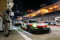 #91 Porsche GT Team Porsche 911 RSR: Richard Lietz, Frédéric Makowiecki dans les stands